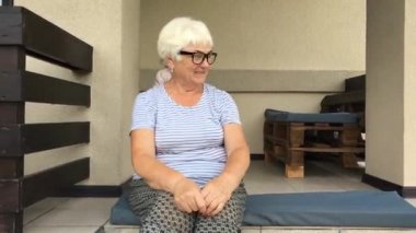 Küçük şirin torunu büyükanne sarılmak. Ağır çekim.