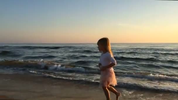Μικρό κορίτσι με τα πόδια κατά μήκος της παραλίας. — Αρχείο Βίντεο