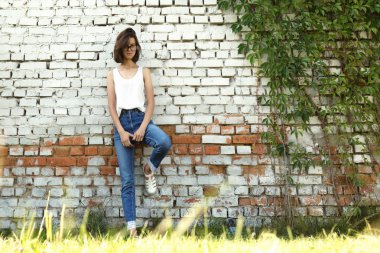 Gözlüklü genç bir öğrenci portresi. Rahat kıyafetler alanı Kopyala.