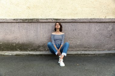 Genç rüya kız portre. Eski duvar, kopya alanı.
