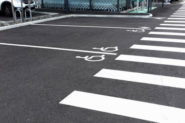 Sakatlık boş Park yeri. Park yakınında süpermarket.