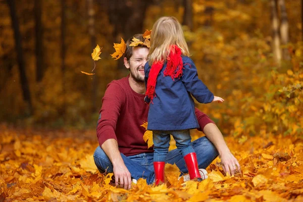 Ojciec Córka Przytulić Jesienny Park — Zdjęcie stockowe