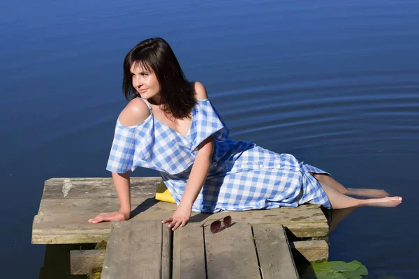 Jeune Femme Reposant Sur Pont Bois Mouille Les Pieds Dans — Photo