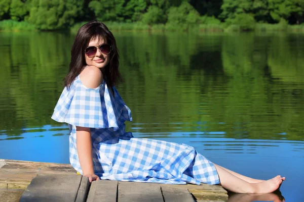 Mujer Joven Descansando Puente Madera Moja Los Pies Río Luz — Foto de Stock