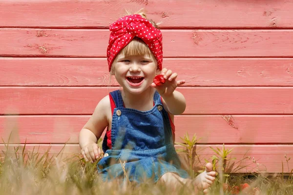 Fille Mange Des Fraises Par Une Journée Ensoleillée Elle Sourit — Photo