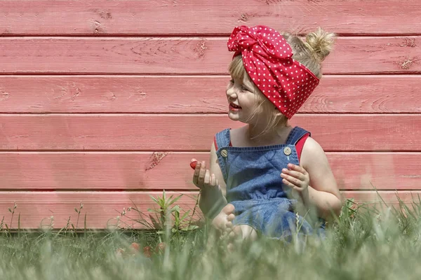 Liten Flicka Äter Söta Jordgubbar Solig Dag — Stockfoto