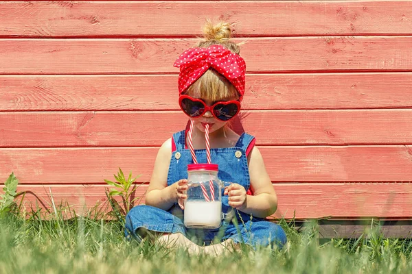 Liittle Flicka Överdragskläder Och Solglasögon Med Glasögon Dricker Mjölk Från — Stockfoto