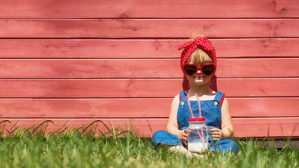 Petite Fille Salopette Lunettes Soleil Boit Lait Concept Été Coloré — Photo