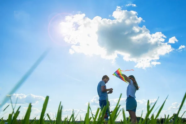 Щаслива Сім Мама Тато Дочка Дивляться Сонце Пшеничному Полі Вид — стокове фото