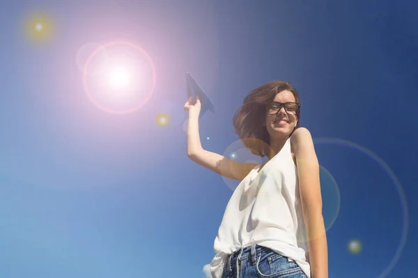 Kız Bir Kağıt Uçak Atıyor Bak Fotoğraf Makinesi Kuvvetli Güneş — Stok fotoğraf