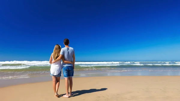 Due persone innamorate in piedi sulla spiaggia, vista posteriore, spazio copia , — Foto Stock