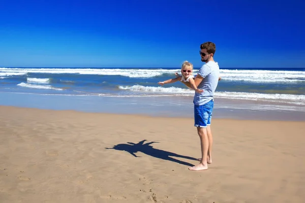 아버지와 딸 이 바닷가에서 재미있게 놀고 있다. — 스톡 사진