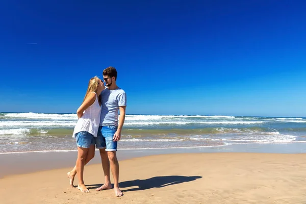 幸せなカップルはビーチで時間を過ごす. — ストック写真