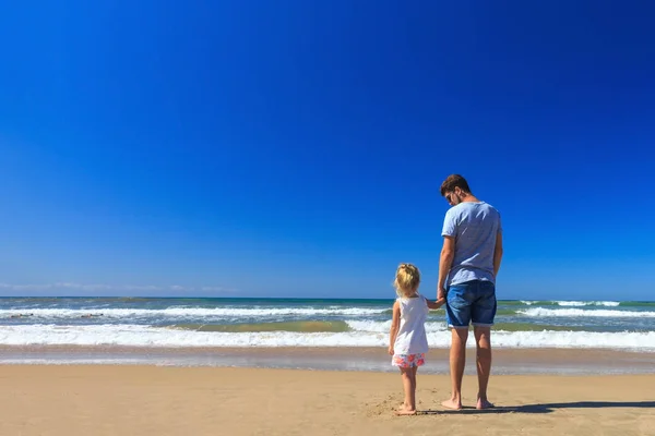 父と娘は海岸で楽しんでいます. — ストック写真