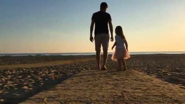 Отец Дочь Бегут Пляж — стоковое видео