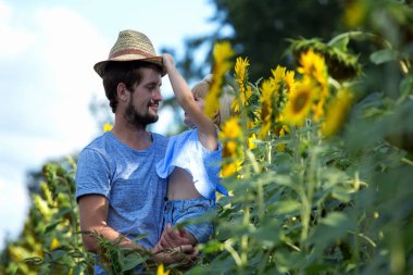 Mutlu aile counrtyside eğlenin.