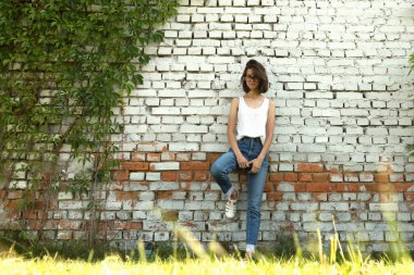 Gözlüklü genç bir öğrencinin portresi.