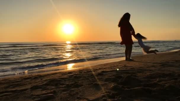 Família Feliz Mãe Filha Virando Nascer Sol Silhueta Clarabóia Lente — Vídeo de Stock