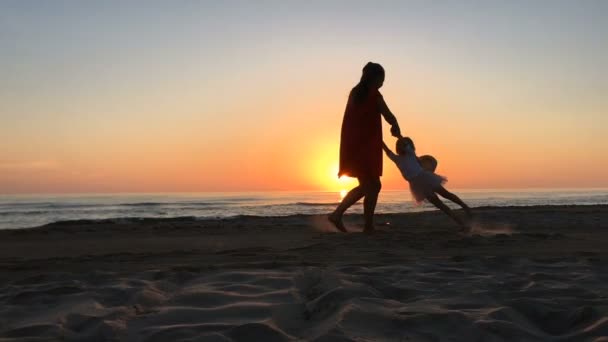 Glückliche Familie Mutter Und Tochter Drehen Sich Bei Sonnenaufgang Silhouette — Stockvideo