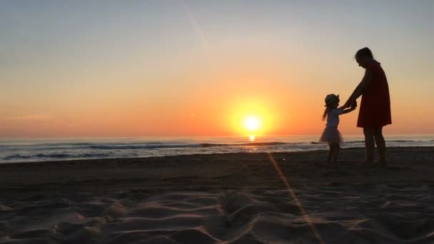 Buona Famiglia Madre Figlia Girano All Alba Silhouette Bagliore Obiettivo — Video Stock