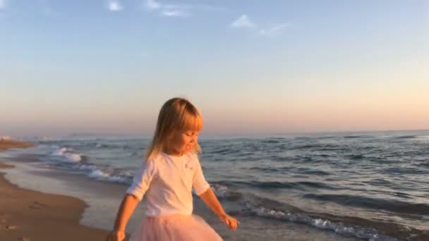 小快乐的孩子奔向她的父亲 夕阳西下 他们在海滩上旋转着 — 图库视频影像