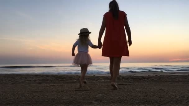 Szczęśliwa rodzina zabawy na plaży. — Wideo stockowe