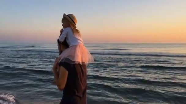 Ojciec i córka spacerem wzdłuż plaży. Widok z tyłu. — Wideo stockowe