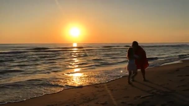 Mãe e filha girando ao pôr do sol . — Vídeo de Stock