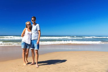 Mutlu çift kumsalda vakit geçiriyor..