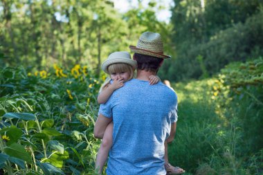 Babası kızını kollarını tutar. Kırsal gezisi.