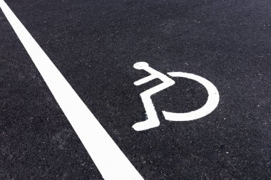 Tekerlekli sandalye işareti otopark devre dışı boyalı.
