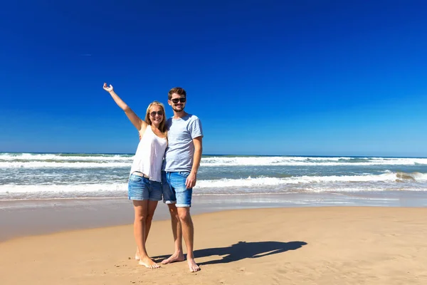 Casal feliz passar tempo na praia . — Fotografia de Stock