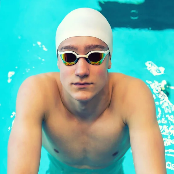 Retrato de um nadador no fundo da piscina . — Fotografia de Stock