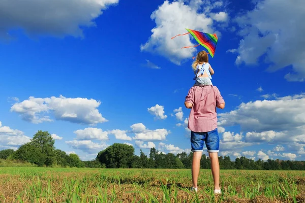 O familie fericită. Tata și fiica zboară un zmeu pe câmp — Fotografie, imagine de stoc