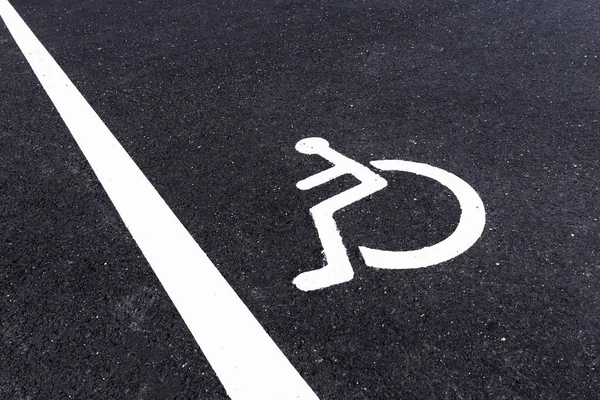 Cartello per sedie a rotelle dipinto sul parcheggio per disabili . — Foto Stock