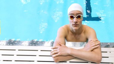 Havuzun arka planında bir yüzücü portresi.