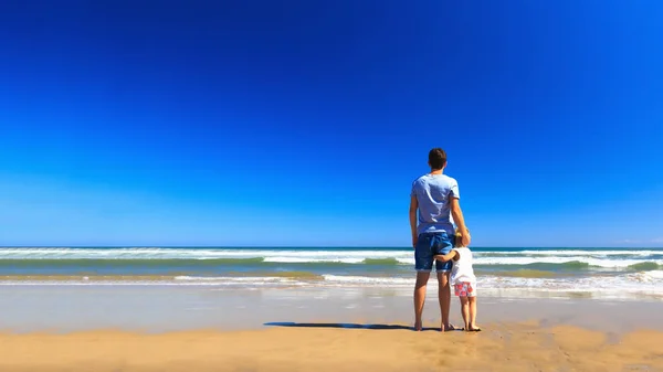 Pai e filha se divertem na praia . — Fotografia de Stock