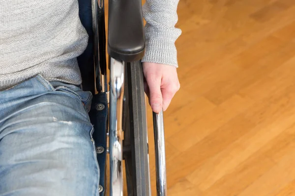 Detalle de la rueda de mano para hombre discapacitado de una silla de ruedas . — Foto de Stock