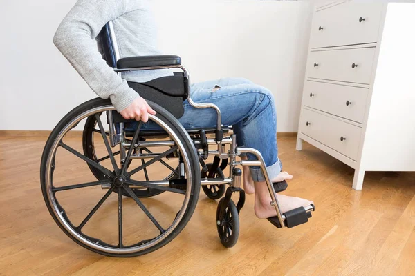 Niepełnosprawny człowiek na wózku inwalidzkim w domu. — Zdjęcie stockowe