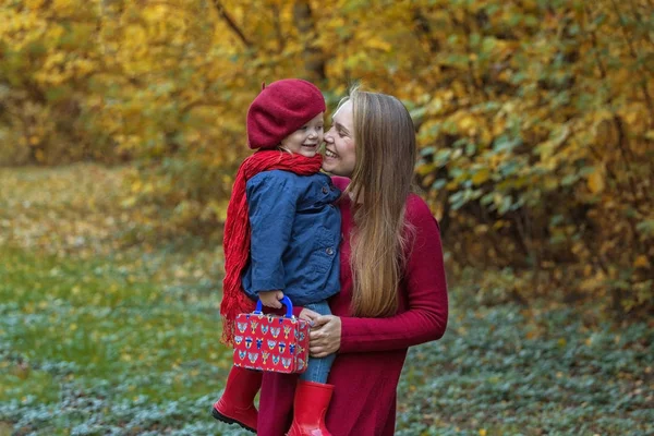 Maman étreint sa fille dans un parc d'automne . — Photo