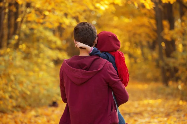 El padre abraza a la hija en otoño. Vista trasera, espacio de copia . —  Fotos de Stock