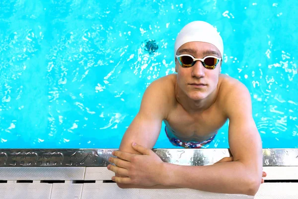 Retrato de um nadador no fundo da piscina . — Fotografia de Stock