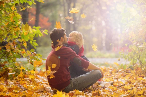 Ojciec i córka przytulić w jesienny park. — Zdjęcie stockowe