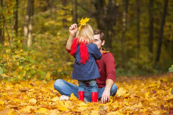 Baba ve kızı sonbahar parkta sarılmak. — Stok fotoğraf