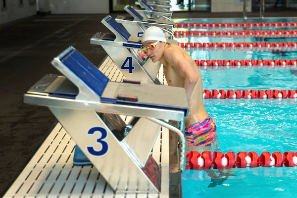 Nadador profissional emerge da piscina . — Fotografia de Stock