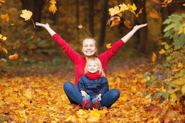 Szczęśliwa jesień. Matka i córka grają i śmieją się w — Zdjęcie stockowe