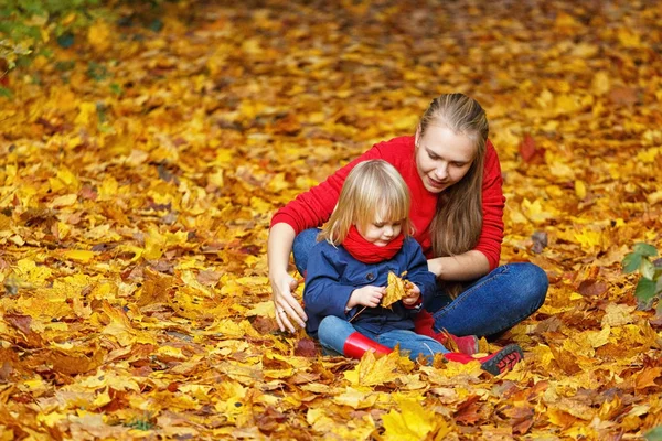 Feliz otoño. Una madre y su hija están jugando y riendo en —  Fotos de Stock