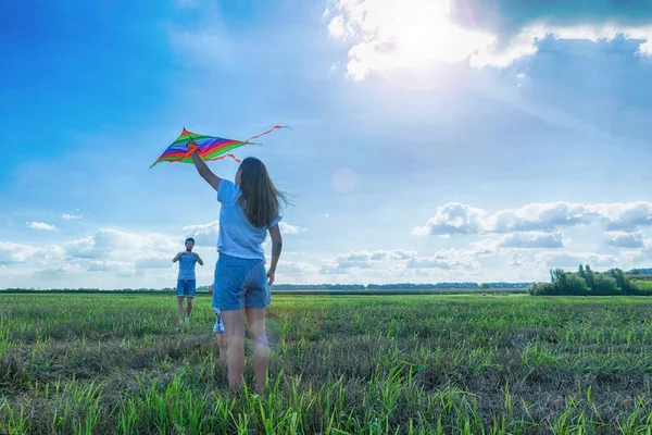 Rodina je létání draka v poli — Stock fotografie