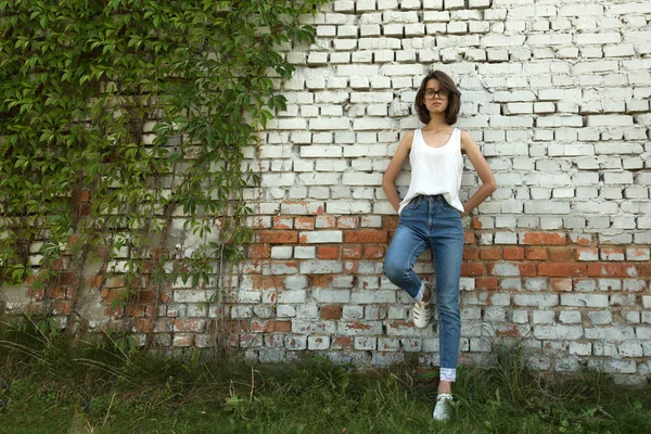 Retrato de un joven estudiante con gafas . — Foto de Stock