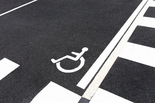 Parcheggio per disabili vicino al supermercato . — Foto Stock